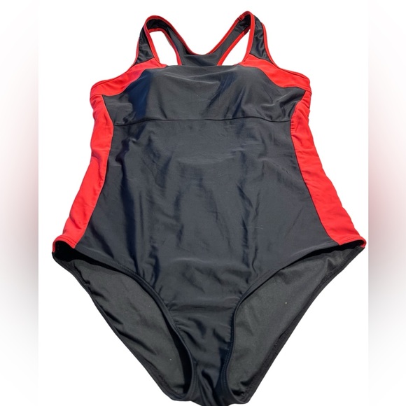 A pretty one piece swim suit that is flattering to all body types. - Picture 3 of 7